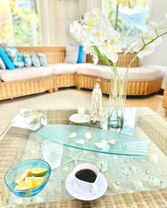 uma mesa com um vaso de flores e uma chávena de café em Casa Blanca em La Vega