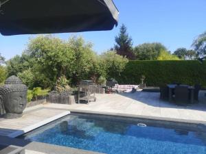 Bazén v ubytování Holiday Home Quelvezin by Interhome nebo v jeho okolí