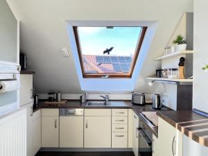Dapur atau dapur kecil di Apartment Haus an der Sonne by Interhome