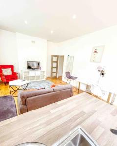 a living room with a couch and a table at London 2 bed apartment in Woolwich