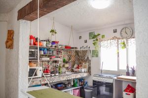 una cucina con bancone e orologio sul muro di Naranjo Hostel a Cancún