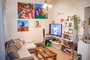 un soggiorno con un divano e una TV di Naranjo Hostel a Cancún