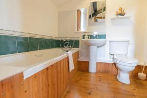 Un baño con bañera, inodoro y lavabo. en Treworgie Barton - Trespaddick, en Bude 24 fotos más