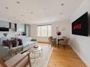 sala de estar con sofá y mesa en Charming one bedroom flat on Portobello Road en Londres