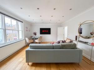 uma sala de estar com um sofá e uma mesa em Charming one bedroom flat on Portobello Road em Londres