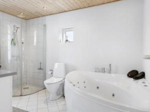 Et badeværelse på Holiday Home Edin - all inclusive - 100m from the sea by Interhome