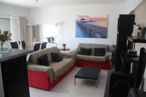sala de estar con sofá y mesa en Dream Holidays with See View - Praia Rocha, en Portimão