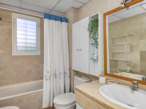 La salle de bains est pourvue de toilettes, d'un lavabo et d'une douche. dans l'établissement Apartment Los Nidos by Interhome, à Torremolinos