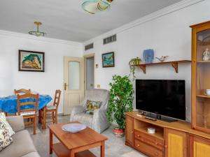- un salon avec une télévision, un canapé et une table dans l'établissement Apartment Los Nidos by Interhome, à Torremolinos