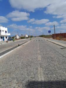 an empty road with a street sign in the middle at Apto Martins - Prédio Residencial Inês nº23 in Vila do Maio