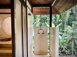 ein Zimmer mit Blick auf einen Wald in der Unterkunft AIRE Jungle Boutique Hotel in Puerto Viejo