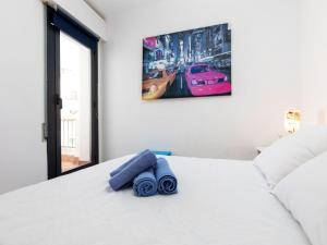 En eller flere senge i et værelse på Apartment Atic Cap Tossa by Interhome