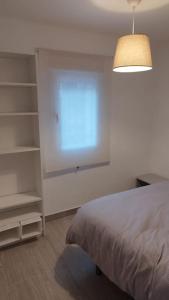 - une chambre avec un lit, une lampe et des étagères dans l'établissement Apartamento moderno a 1km de Granada, à Grenade