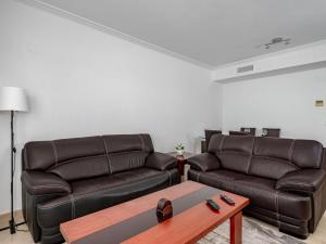 ein Wohnzimmer mit 2 Ledersofas und einem Couchtisch in der Unterkunft Apartment Casares del Sol by Interhome in Casares