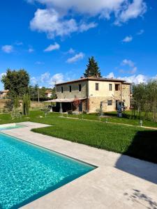 vista esterna di una casa e di una piscina di Villa with pool Trasimeno a Panicale
