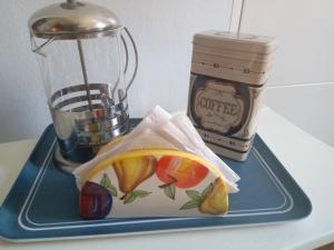 a table with a blender and a plate of food at Tu casa en Montevideo in Montevideo