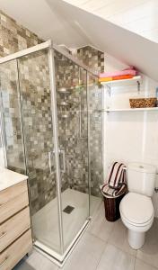 bagno con doccia e servizi igienici. di Beach House Málaga a Málaga