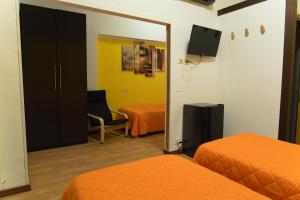 Zimmer mit 2 Betten und einem Spiegel in der Unterkunft Albergo San Lorenzo in Grosseto