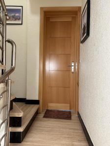 pasillo con puerta de madera y escaleras en Taghazout appartement en Taghazout