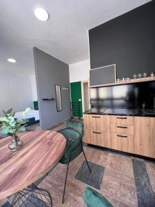 um quarto com uma mesa e cadeiras e uma grande televisão em Cactus Apartments em Durrës