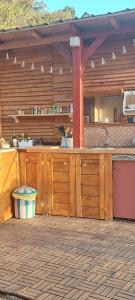 cocina con armarios de madera y encimera en La Caravana de Sara, en Rincón de la Victoria