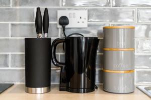 encimera con 2 tazas de café y utensilios en Wembley Luxury 3 Bedroom, en Londres