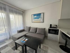 una sala de estar con un sofá y una mesa en Evion Luxury Apartments, en Nikiti