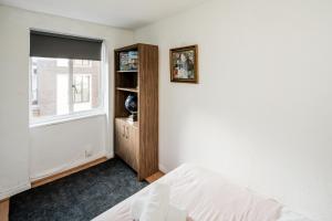 a bedroom with a bed and a window at Affordable Flat in Fitzrovia in London