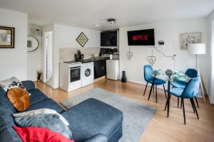 a living room with a blue couch and a table at Affordable Flat in Fitzrovia in London