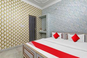 Een bed of bedden in een kamer bij Flagship Shri Ram Hotel