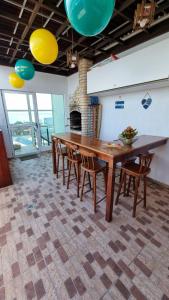 a dining room with a table and some chairs at Marina Bezerril - Cobertura Lemon Flat - A melhor de Ponta Negra in Natal