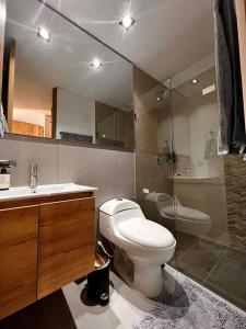 Koupelna v ubytování Lujoso apartamento central, nuevo y cómodo + 3 fotografie