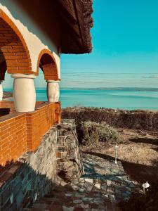 een bakstenen gebouw met uitzicht op de oceaan bij Top Hill Balaton in Badacsonytomaj