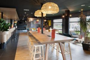 Posezení v ubytování ibis Douai Dechy