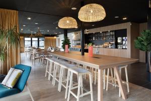 Lounge nebo bar v ubytování ibis Douai Dechy