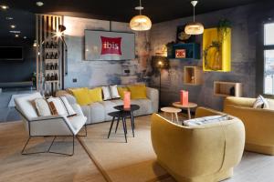 Posezení v ubytování ibis Douai Dechy