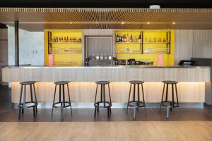 Lounge nebo bar v ubytování ibis Douai Dechy