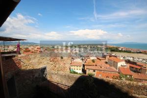 vista de uma cidade a partir de um castelo em Fortezza, vista mare nel centro del borgo medioevale em Castiglione della Pescaia