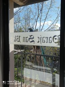 ein Schild im Fenster eines Gebäudes in der Unterkunft Apartamentos Casas Rurales "Paraje San Blas" in Alburquerque