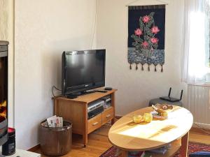 uma sala de estar com uma televisão e uma mesa em Holiday home KLINTEHAMN IV em Klintehamn