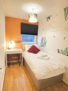 um pequeno quarto com uma cama e uma secretária em 20% Monthly stays - 3 bedrooms @ Homevy Leeds em Beeston Hill