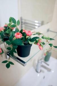 uma planta em vasos sentada num lavatório da casa de banho em 20% Monthly stays - 3 bedrooms @ Homevy Leeds em Beeston Hill