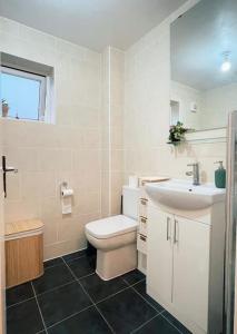 a bathroom with a toilet and a sink at 20% Monthly stays - 3 bedrooms @ Homevy Leeds in Beeston Hill