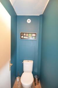 a bathroom with a blue wall and a toilet at Appartement vue panoramique avec piscine pour 6 personnes &agrave; Nice quartier Pessicart in Nice