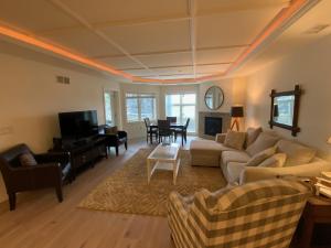 un soggiorno con un divano e un tavolo di Lovely 2-bedroom Suite with lots of Amenities a Traverse City