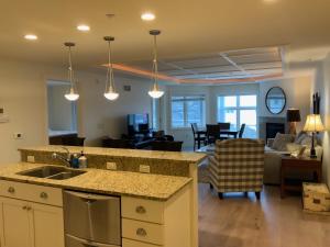 una cucina con lavello e un soggiorno di Lovely 2-bedroom Suite with lots of Amenities a Traverse City