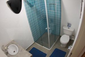 une salle de bain avec une douche avec des toilettes et un lavabo dans l'établissement Maresias Home Stay, à São Sebastião 36 autres photos