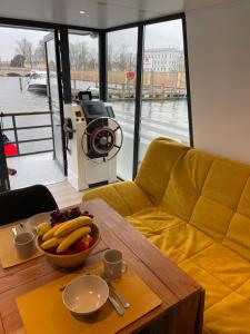 uma sala de estar com uma mesa com uma taça de fruta em COSY Explorer - führerscheinfrei em Schwerin