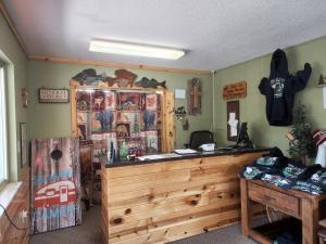 ein Geschäft mit einer Holztheke in einem Zimmer in der Unterkunft Trails INN Quadna Mountain Motel & RV Park in Hill City