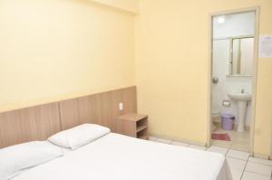 Un pat sau paturi într-o cameră la Hotel Manoá Poa